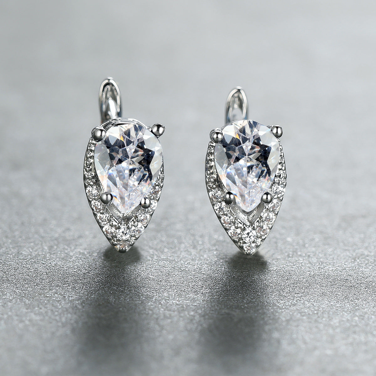 Four-claw Lvzuan V-shaped Earrings