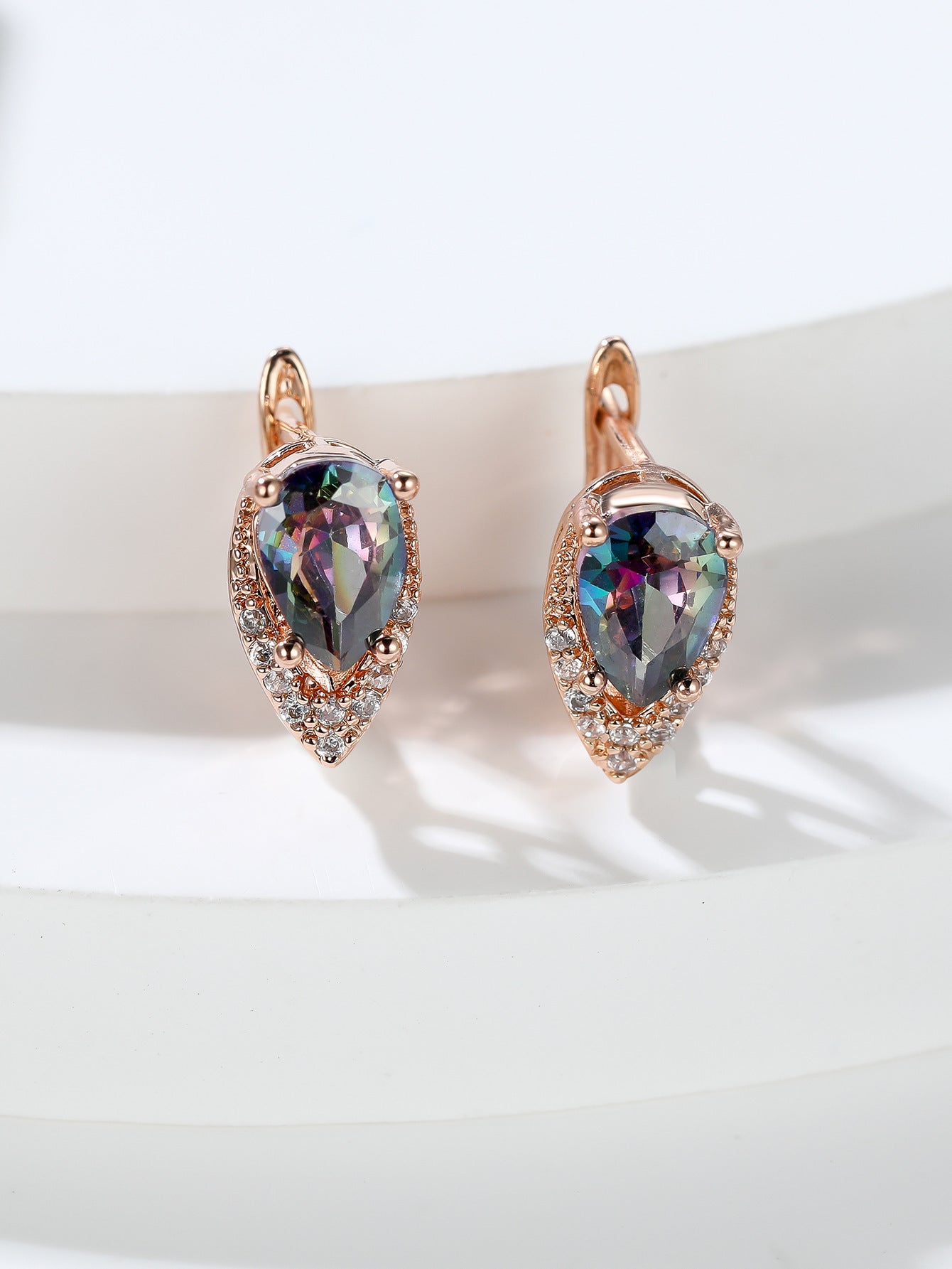 Four-claw Lvzuan V-shaped Earrings
