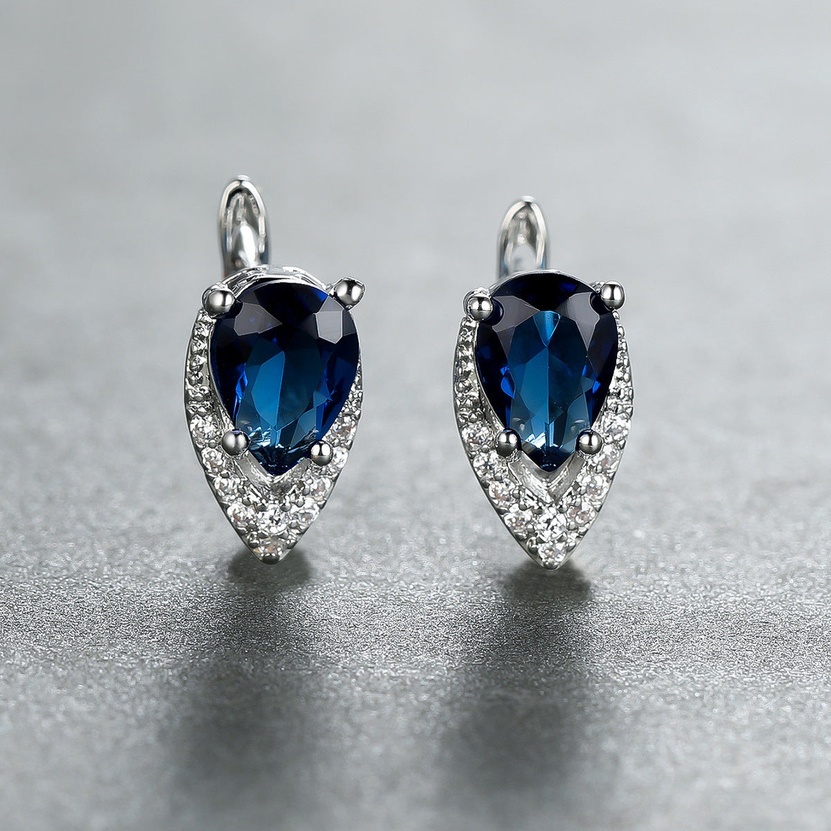Four-claw Lvzuan V-shaped Earrings