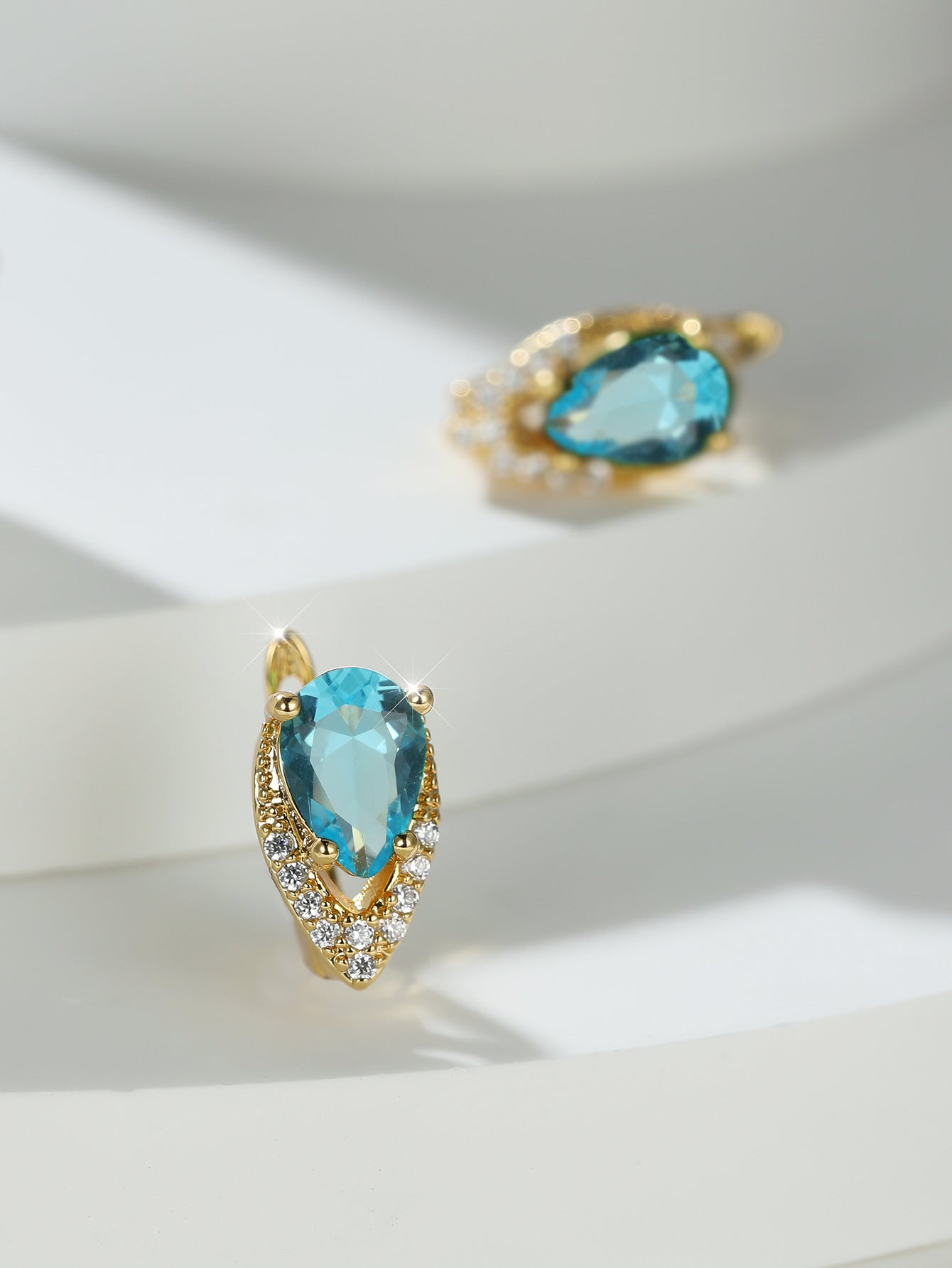 Four-claw Lvzuan V-shaped Earrings