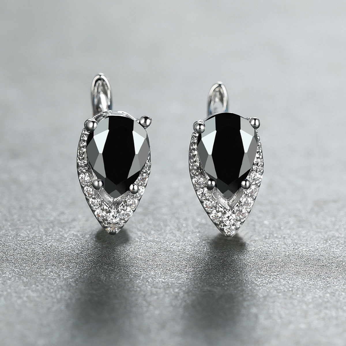 Four-claw Lvzuan V-shaped Earrings