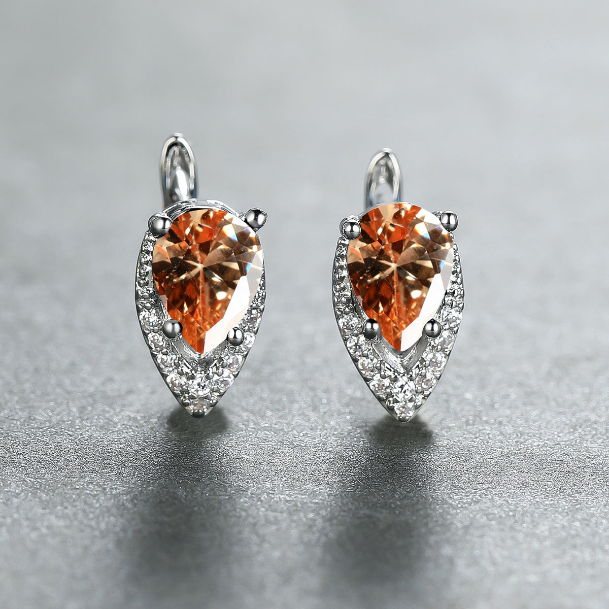 Four-claw Lvzuan V-shaped Earrings