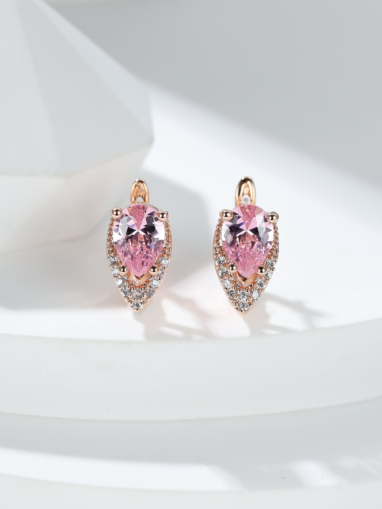 Four-claw Lvzuan V-shaped Earrings