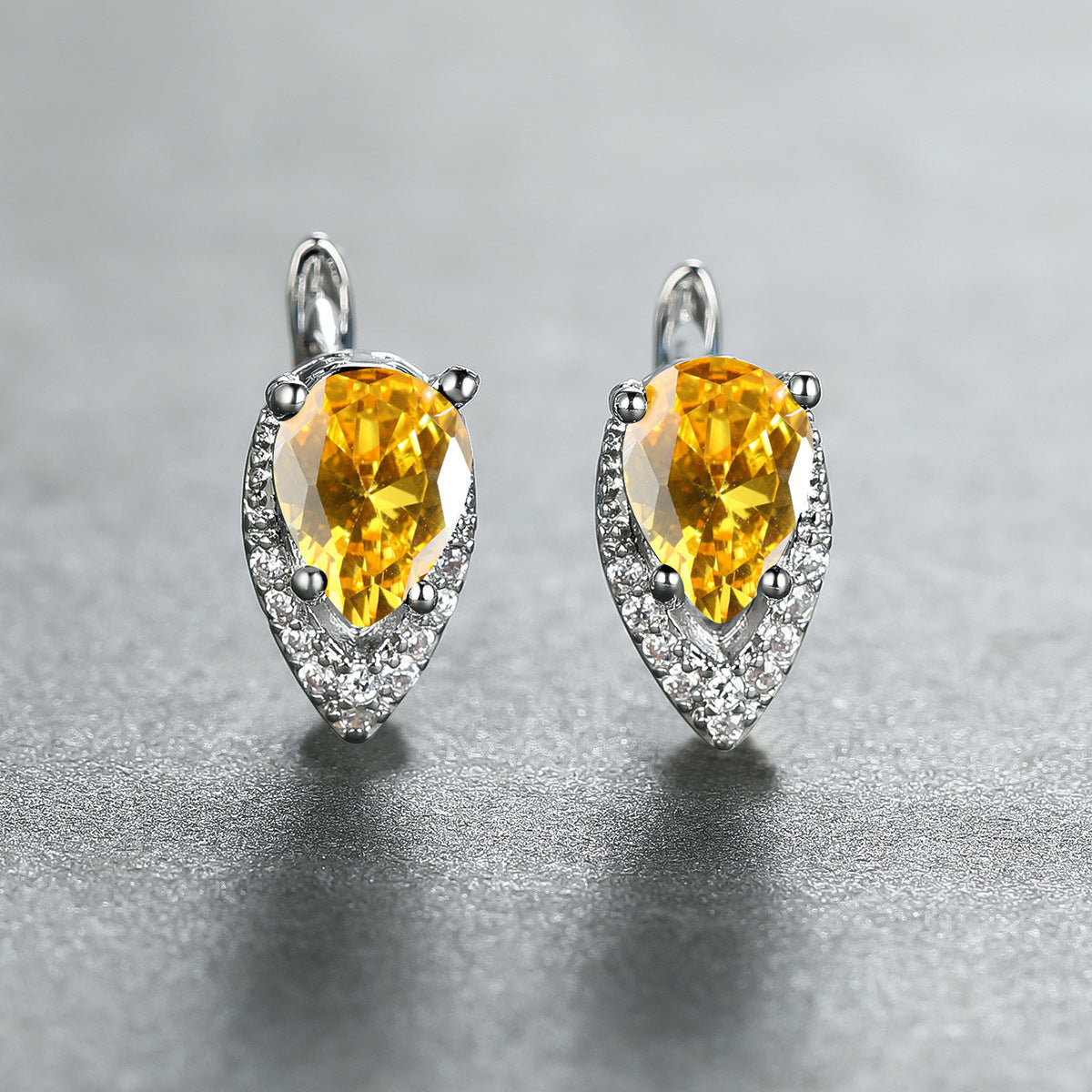 Four-claw Lvzuan V-shaped Earrings